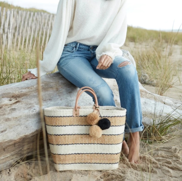 NWT Handwoven Natural Seagrass Super Spacious Beach Tote Vegan Natural Travel - Picture 1 of 16